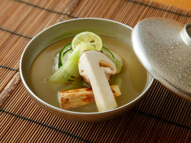 利尻産昆布とかつおの一番出汁に旬の逸材が加わる『お椀』