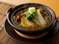 賀茂茄子や鮑、白ずいきに鮑の肝のペーストを加えた絶品の出汁。葛のとろみとほんのりとしたカレー風味が京都の優しい味付けを堪能させてくれます。