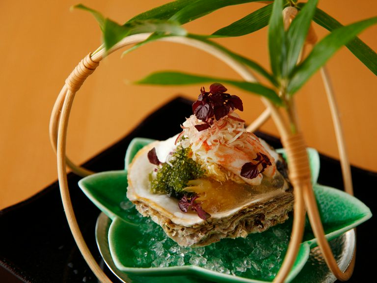 生牡蠣やくらげの頭、毛蟹など食感の違う食材をふんだんに盛り込んだ『酢の物』