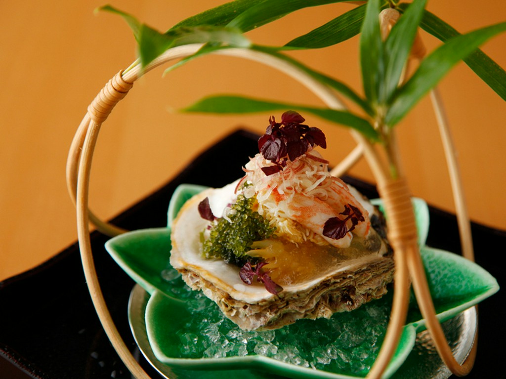 生牡蠣やくらげの頭、毛蟹など食感の違う食材をふんだんに盛り込んだ『酢の物』