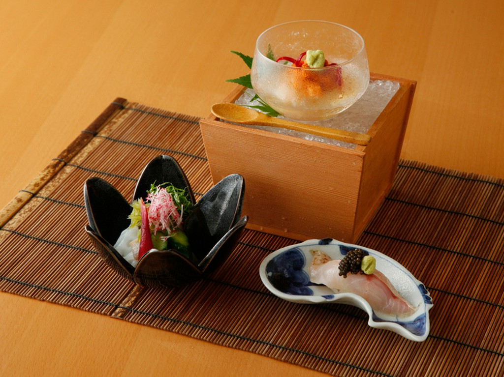 旬の天然魚をはじめ、それぞれの食材の味わいをしっかりと感じることができる『お造り』