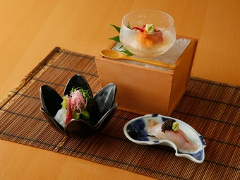 旬の天然魚をはじめ、それぞれの食材の味わいをしっかりと感じることができる『お造り』