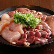 焼き鳥のつくり手として一番のこだわりは鮮度の良い素材。色みや弾力、そして香りなどあらゆる角度から厳選する国産鶏は、信頼を寄せる業者から買い付けています。オーダーごとの串打ちも、鮮度を保つ秘訣だそう。