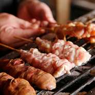 鶏肉がふっくらと焼きあがるのは、焼き鳥ひと筋で経験を積んだ店主だからこそなせる技。部位ごとの特長を生かした丁寧な包丁さばきがその秘訣なのです。ももや皮にはさっぱりと味わえる雪塩を合わせるのがおすすめ。