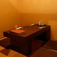 JazzやアメリカンオールディーズのBGMが流れる店内。大切な人との会話、そして時間までも充実させてくれる、とっておきのお店です。ひとつテーブルを囲み極上の焼き鳥を堪能すれば、自然と笑顔に。