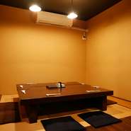 上階にある洗練された2つの個室。気心の知れた友人との食事や接待にぜひ利用したい空間です。隣席を気にすることのない個室は、大切なお客様へのおもてなしやビジネスでの利用にも最適。