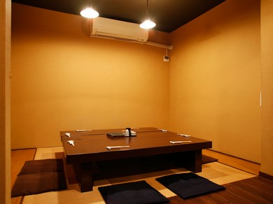 少人数の集まりや接待に、くつろぎの時間を約束してくれる2階席