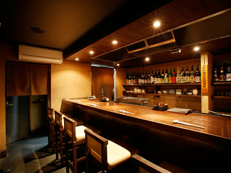 臨場感あふれる焼き場。過ぎゆく時間を愛おしく感じるカウンター