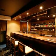 店主との会話を楽しめるカウンターは、ひとりでも気兼ねなく過ごすことができる特等席。ゆったりと腰を落ち着け、一串に込められたこだわりを味わい尽くす。一日の終わりを迎えるにふさわしい上質な空間です。