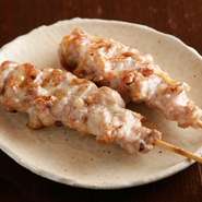 歯ごたえと旨み、そして脂ののりが良い希少部位。噛むほどに肉汁があふれ、塩味がより美味しさを引き出しています。