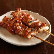 鶏・鶏・ねぎと割合が、ほぼお肉という太っ腹な串。肉の間に見え隠れするねぎも、しっかりとした存在感を放ちます。（一本）