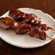 『きも』が苦手な方も、「ここのならば」と挙ってオーダーをするほど。火入れ加減にもこだわり、レアのようなまったりとした食感が保たれています。（一本）