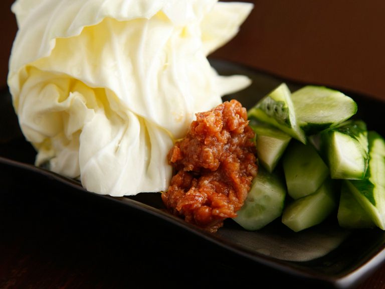 シャキシャキとした歯ごたえが心地よい箸休めに『キャベツとキュウリの豚みそ添え』