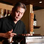 程よい距離を保ちつつ、一人ひとりに合わせたおもてなしを心がけています。食事のペース、お好みの味付けなど即座に対応できるよう気配りは欠かせません。ゆっくりと京都の夜をお楽しみください。