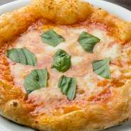 ナポリでも定番のピッツァ。水牛モッツァレラ以外にも、トマトソースも一つ一つにシリアルナンバーの入ったイタリア産のものを使用。
水牛モッツァレラ、トマトソース、バジル、パルミジャーノ
Sサイズ ￥1,280
