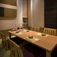 大切なビジネスシーンにふさわしい個室をご用意。接待や商談など、ここぞという場面にはぜひ。ほっこりと温かみのある愛媛の郷土料理を肴に、会話もスムーズに運ぶでしょう。