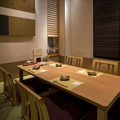 シックで落ち着きのある、ゆったりとした座敷の個室