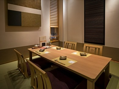 シックで落ち着きのある、ゆったりとした座敷の個室