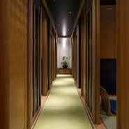 フロアごとに扉を設けたり、テーブルを移動することで大人数で座れる個室が生まれたり。人数に合わせて個室の広さを変えることもできるので、大勢の方から喜ばれています。