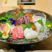 宇和島名物のじゃこ天。宇和海で水揚げされる小魚やハランボを骨ごとすり潰して油で揚げた天ぷら。地元ならではの味わいをアツアツでぜひ。