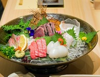 前菜、お造り、小鉢、台盛り料理、揚げ物、焼き物、椀物、郷土名物、お漬物、甘味がお楽しみいただけます。7700円から、1100円単位でご予算に応じてご用意しております。