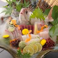 前菜、お造り、小鉢、台盛り料理、揚げ物、焼き物、椀物、郷土名物、お漬物、甘味がお楽しみいただけます。8800円から、1100円単位でご予算に応じてご用意しております。