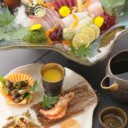 前菜、お造り、小鉢、台盛り料理、揚げ物、焼き物、椀物、郷土名物、お漬物、甘味がお楽しみいただけます。8800円から、1100円単位でご予算に応じてご用意しております。