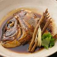 脂の乗った宇和海の真鯛を甘辛く、伝統のたまり醤油で仕上げる自慢の逸品です。
写真は頭ですが、カマの身の多い部分をご提供いたします。
