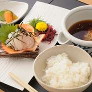 鮮度の良い愛媛で育ったブランド鯛“山崎真鯛”を使用、特製の冷たい出汁とあわせ温々のご飯にのせて食べる宇和島独特のスタイルでどうぞ。