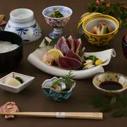 直前にわら焼きで焼き上げる、わらの香りが当店自慢の一品です。かつおの塩たたき・小鉢・炊き合わせ・漬物・お吸い物が付きます。
※季節限定のぶりのタタキを含む御膳は今季終了致します。