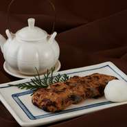 宇和島といえば外せない名物のじゃこ天です。
是非ご賞味くださいませ。
オーブンで温めてご提供致します。

