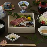 愛媛県西予市で育ったはなが牛の熟成赤身肉80gの肉厚にカットし、ゆっくり熱を加えミディアムレアでお楽しみいただけます。牛カツ・サラダ・日替わり小鉢の御膳です。