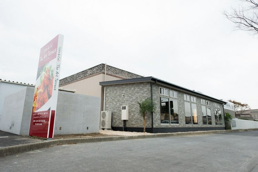 個室もテラス席もデートに最適、フェニックスの木が気分を高める