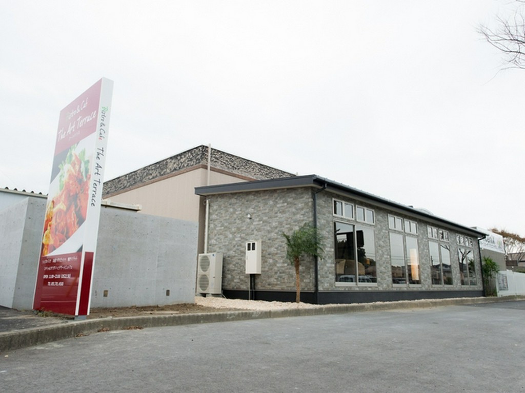 個室もテラス席もデートに最適、フェニックスの木が気分を高める