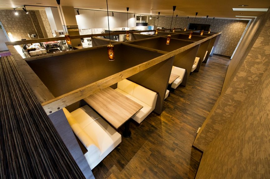 ホールはヨーロッパ調、テラスは南国リゾート風のオシャレな店内