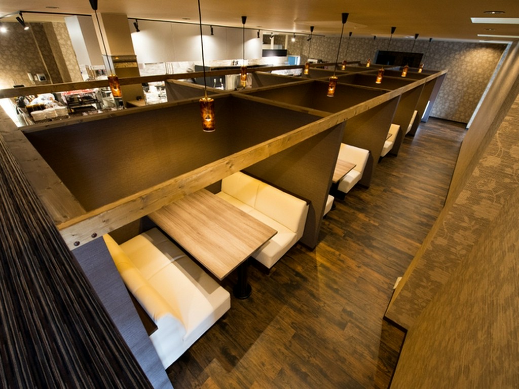 ホールはヨーロッパ調、テラスは南国リゾート風のオシャレな店内