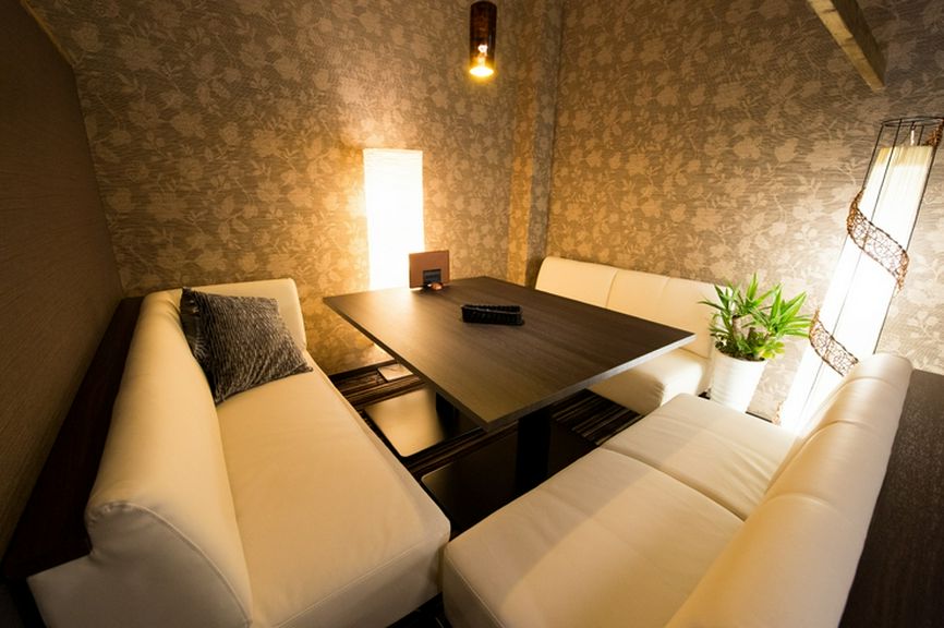 14ある個室は全室ソファーが置かれ、人目を気にせず寛げる空間