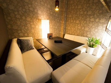 14ある個室は全室ソファーが置かれ、人目を気にせず寛げる空間