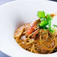 カニと海老のうま味が存分に溶け込んだ自家製トマトソースでいただく、濃厚な味わいのクリームパスタです。　　