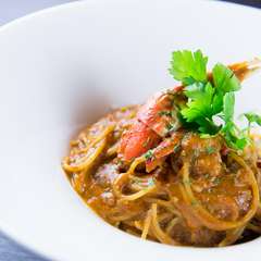 ズワイガニと海老のトマトクリームパスタ