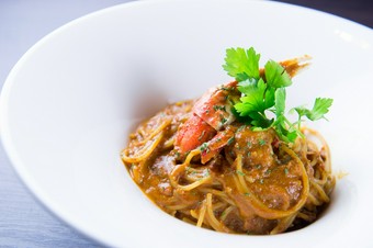 ズワイガニと海老のトマトクリームパスタ