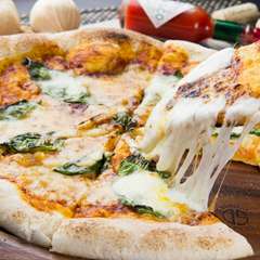 厚めの生地の食感とチーズの味を楽しむ『ピッツァマルゲリータ』