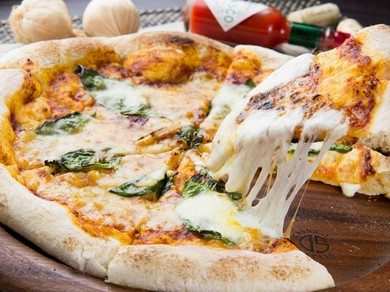 厚めの生地の食感とチーズの味を楽しむ『ピッツァマルゲリータ』