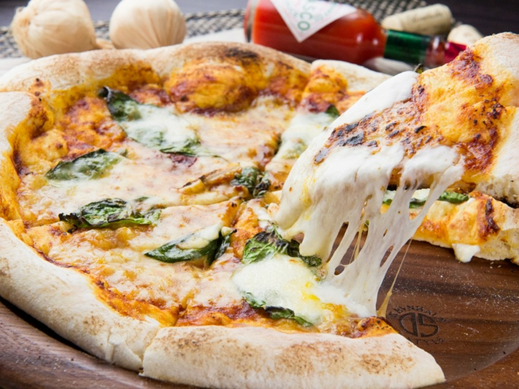 厚めの生地の食感とチーズの味を楽しむ『ピッツァマルゲリータ』