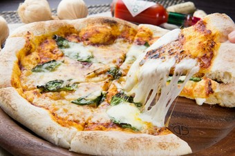 厚めの生地の食感とチーズの味を楽しむ『ピッツァマルゲリータ』