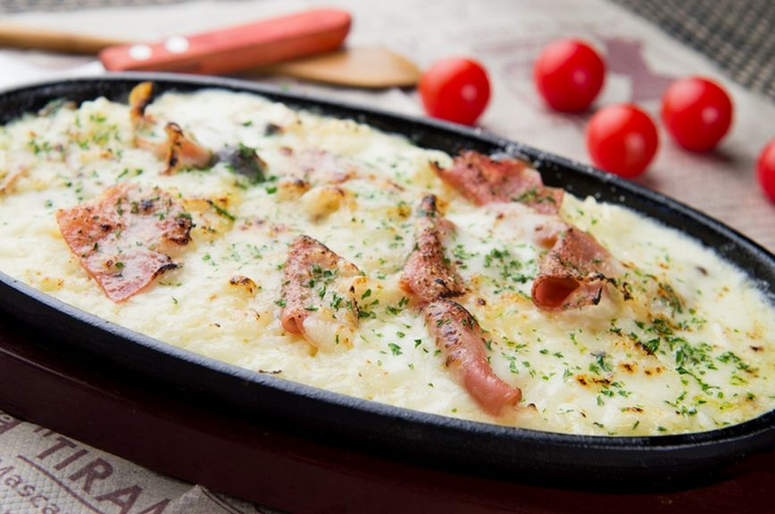 濃厚な味わいの『ベーコンとしめじの焼きクリームリゾット』