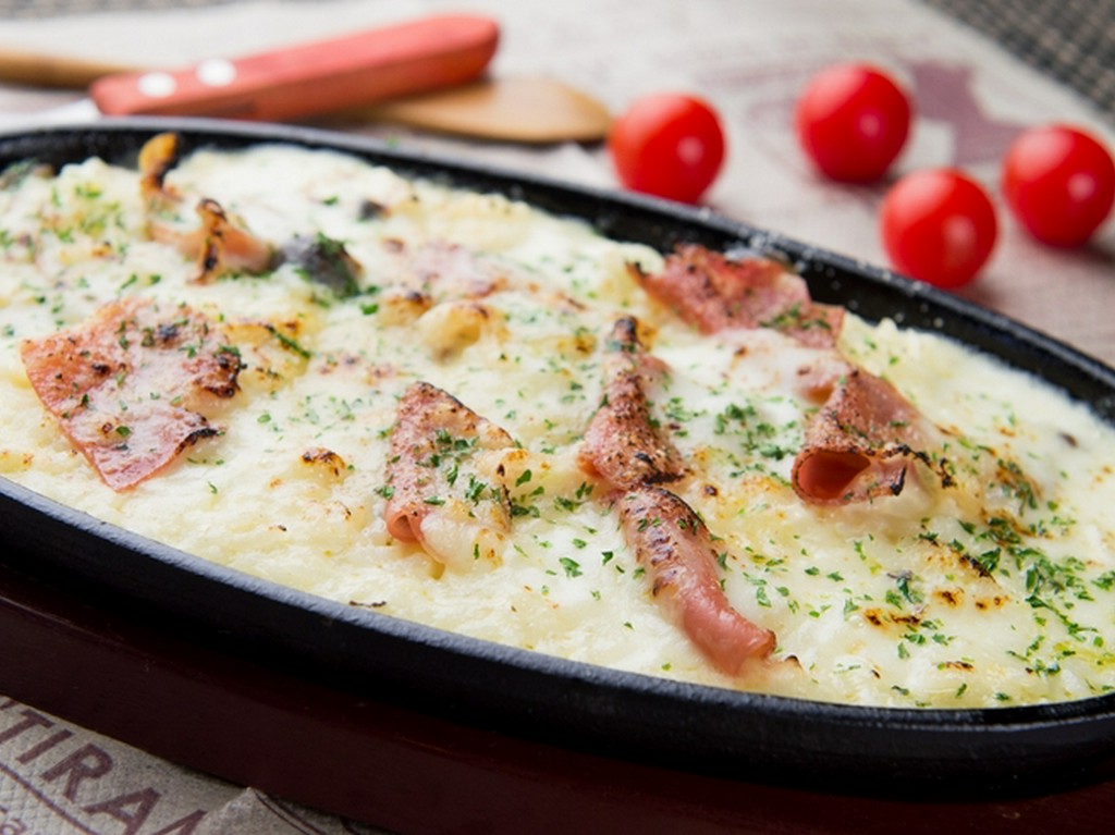 濃厚な味わいの『ベーコンとしめじの焼きクリームリゾット』