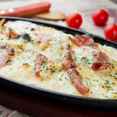 濃厚な味わいの『ベーコンとしめじの焼きクリームリゾット』