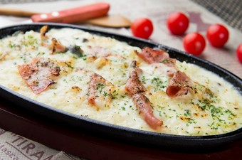 濃厚な味わいの『ベーコンとしめじの焼きクリームリゾット』