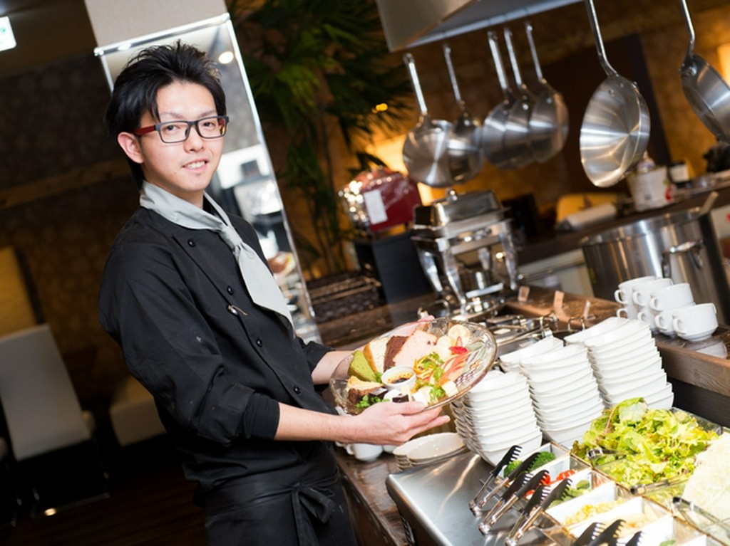 笑顔を絶やさず視線を合わせて接客し、ご要望に先に気付くように